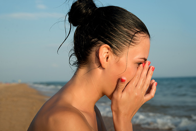 Cómo cuidar los ojos en verano: consejos para aliviar las molestias del cloro y la sal