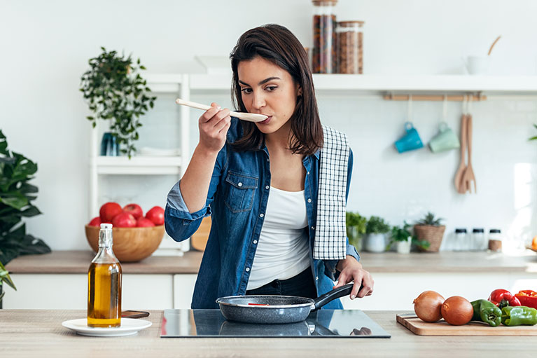 ¿Por qué te enfadas cuando tienes hambre? Comer sano puede ayudarte a ser feliz